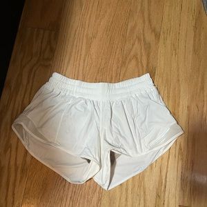 Lululemon hotty hot 2.5” shorts